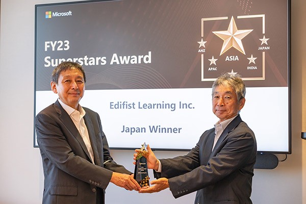 日本マイクロソフト株式会社 シニアラーニングパートナーエグゼクティブの小川晶央氏（右）と、弊社社長の梅澤