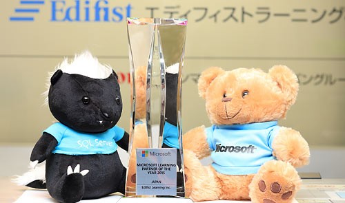 「Microsoft Asia Learning Partner of The Year 2015」受賞記念のトロフィー