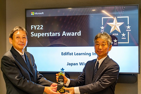 日本マイクロソフト株式会社 シニアラーニングパートナーエグゼクティブの小川晶央氏（右）と、弊社社長の梅澤 
