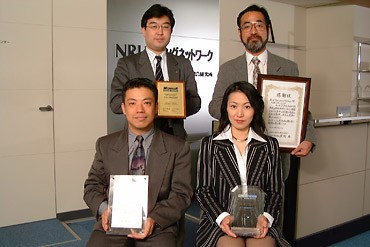 1996年受賞の間宮正行（後列左）と1997年・1998年連続受賞の竹島友理（前列右）