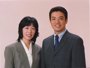 2000年度受賞の中村才千代（写真左）と1999年度受賞の高橋栄司（写真右）