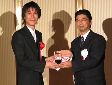 坂本トレーナー(写真左)