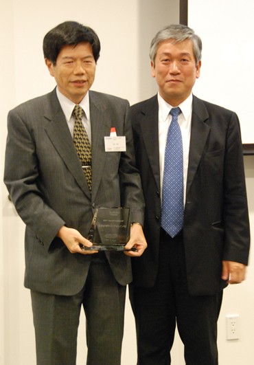 弊社代表取締役社長 亀井(写真左) 日本オラクル株式会社 遠藤社長(写真右)