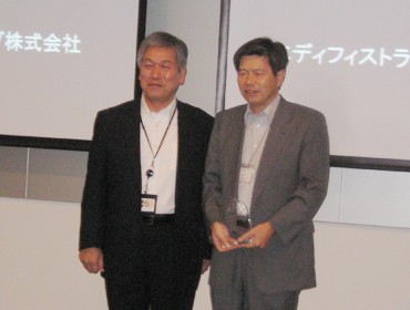 弊社代表取締役社長 亀井（写真右） 日本オラクル株式会社 遠藤社長（写真左）