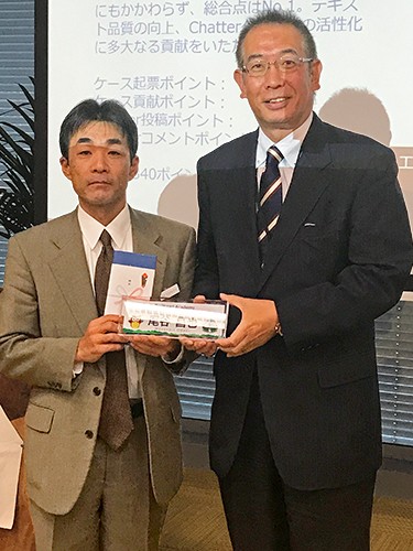 セールスフォース・ドットコム 専務執行役員 伊藤孝氏（写真右）と、弊社トレーナーの尾谷昌也（写真左）