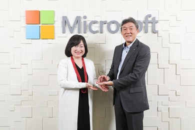 日本マイクロソフト株式会社 執行役員 伊藤かつら氏（写真左）と、授与されたアワードを持つ弊社 代表取締役社長 宮野佳郎（写真右）