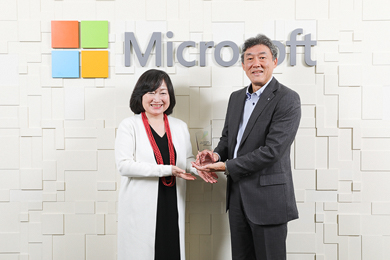 日本マイクロソフト株式会社 執行役員 伊藤かつら氏（写真左）と、弊社 代表取締役社長 宮野佳郎（写真右）